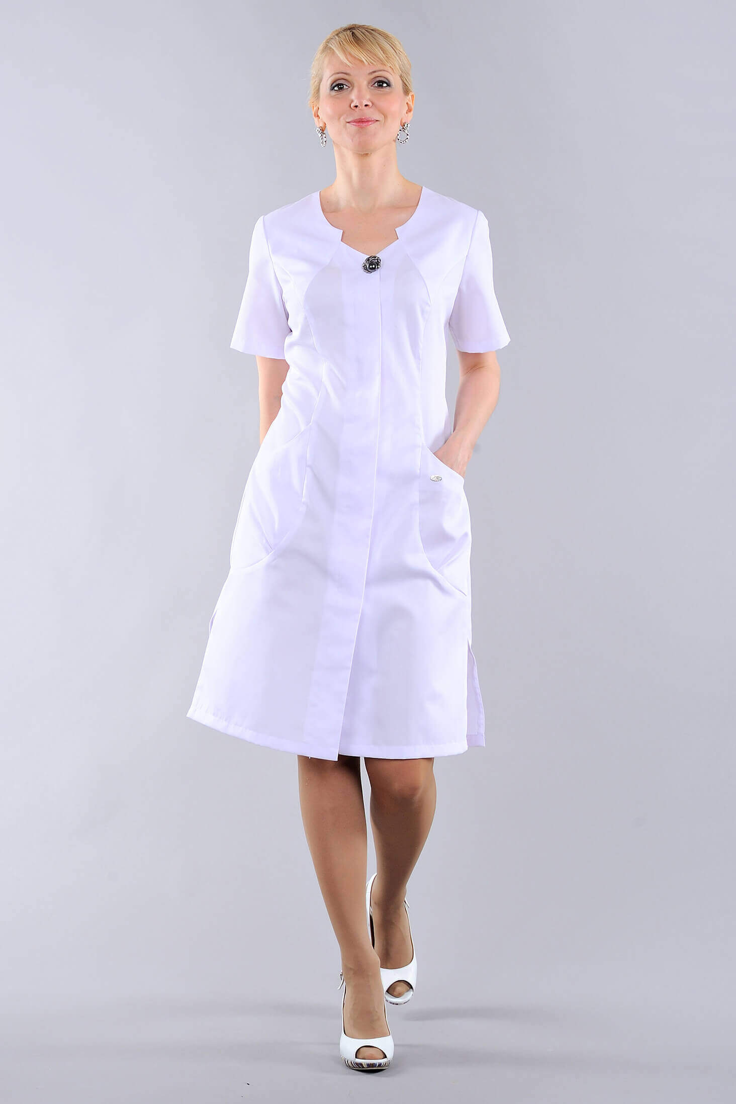 Медсестра в коротком халате. Халат медицинский женский. Медсестра в халате. Платье халат медицинский женский. Халат медицинский женский короткий.